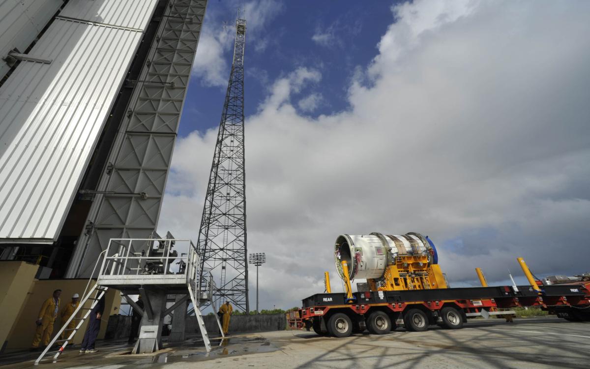 L’étage Z-9 à son arrivée sur la Zone de Lancement Vega L’étage Z-9 à son arrivée sur la Zone de Lancement Vega