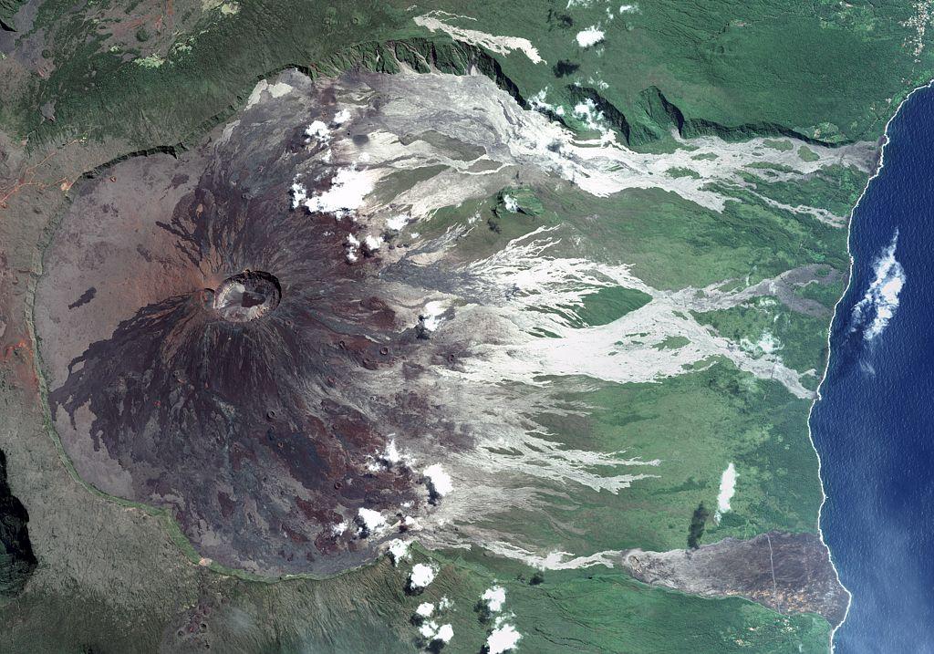 Image satellite de Piton de la Fournaise, le volcan actif de l'île de la Réunion Image satellite de Piton de la Fournaise, le volcan actif de l'île de la Réunion