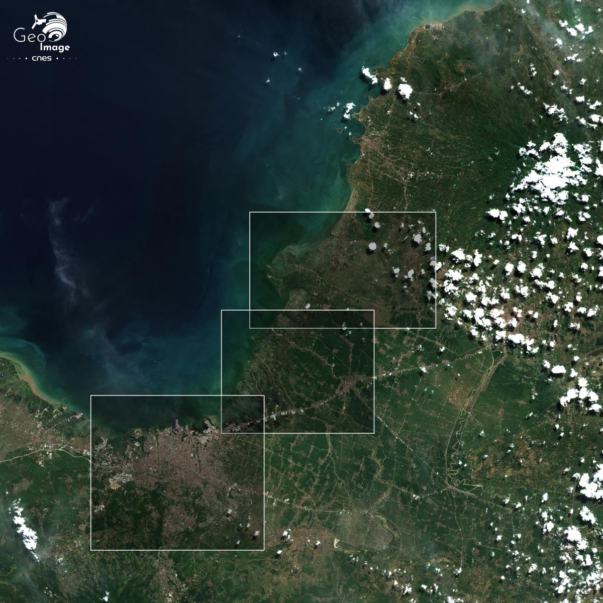 Image satellite de la grande métropole Indonésienne, Semarang, située sur la côte nord de Java Image satellite de la grande métropole Indonésienne, Semarang, située sur la côte nord de Java