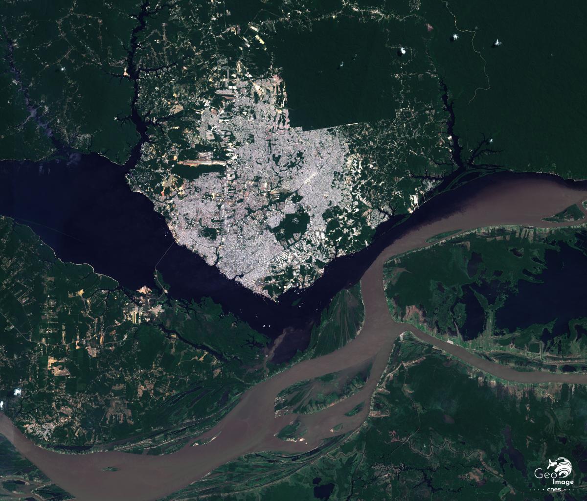 Image satellite de Manaus, dans le nord-ouest du Brésil sur les rives du río Negro Image satellite de Manaus, dans le nord-ouest du Brésil sur les rives du río Negro