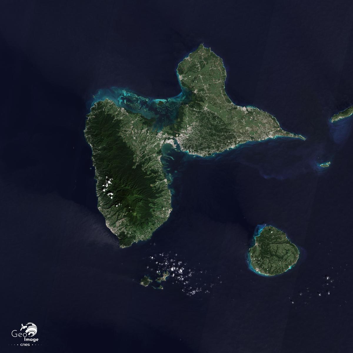 Image satellite de Guadeloupe dans la mer des Caraïbes Image satellite de Guadeloupe dans la mer des Caraïbes