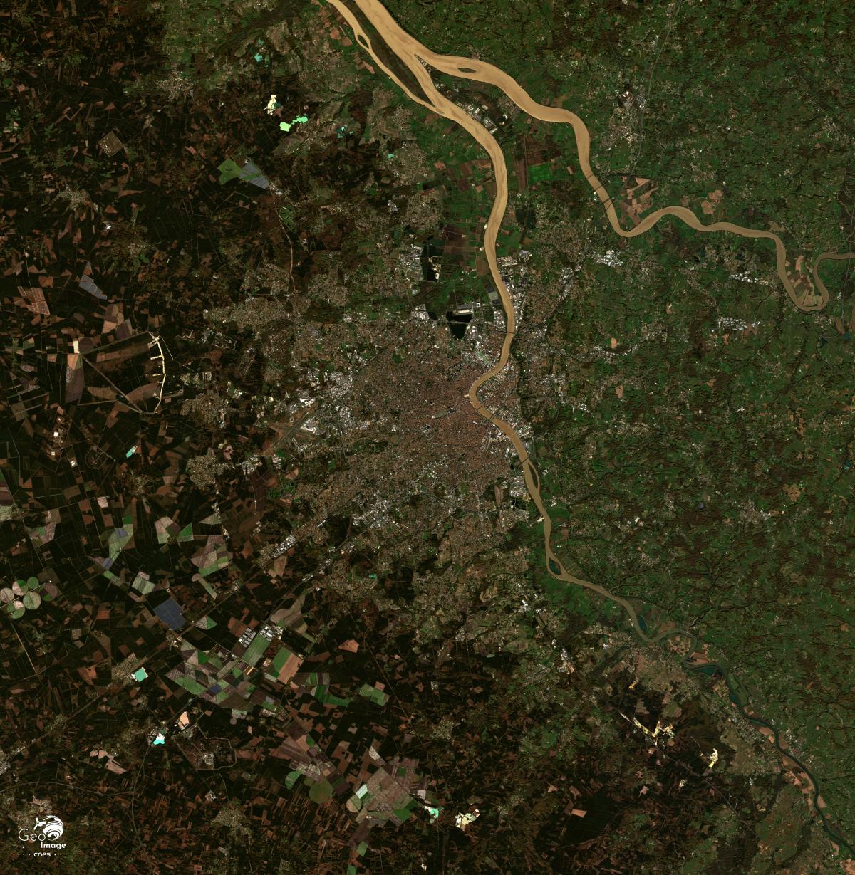 Image satellite de la ville Bordeaux dans son cadre régional Image satellite de la ville Bordeaux dans son cadre régional