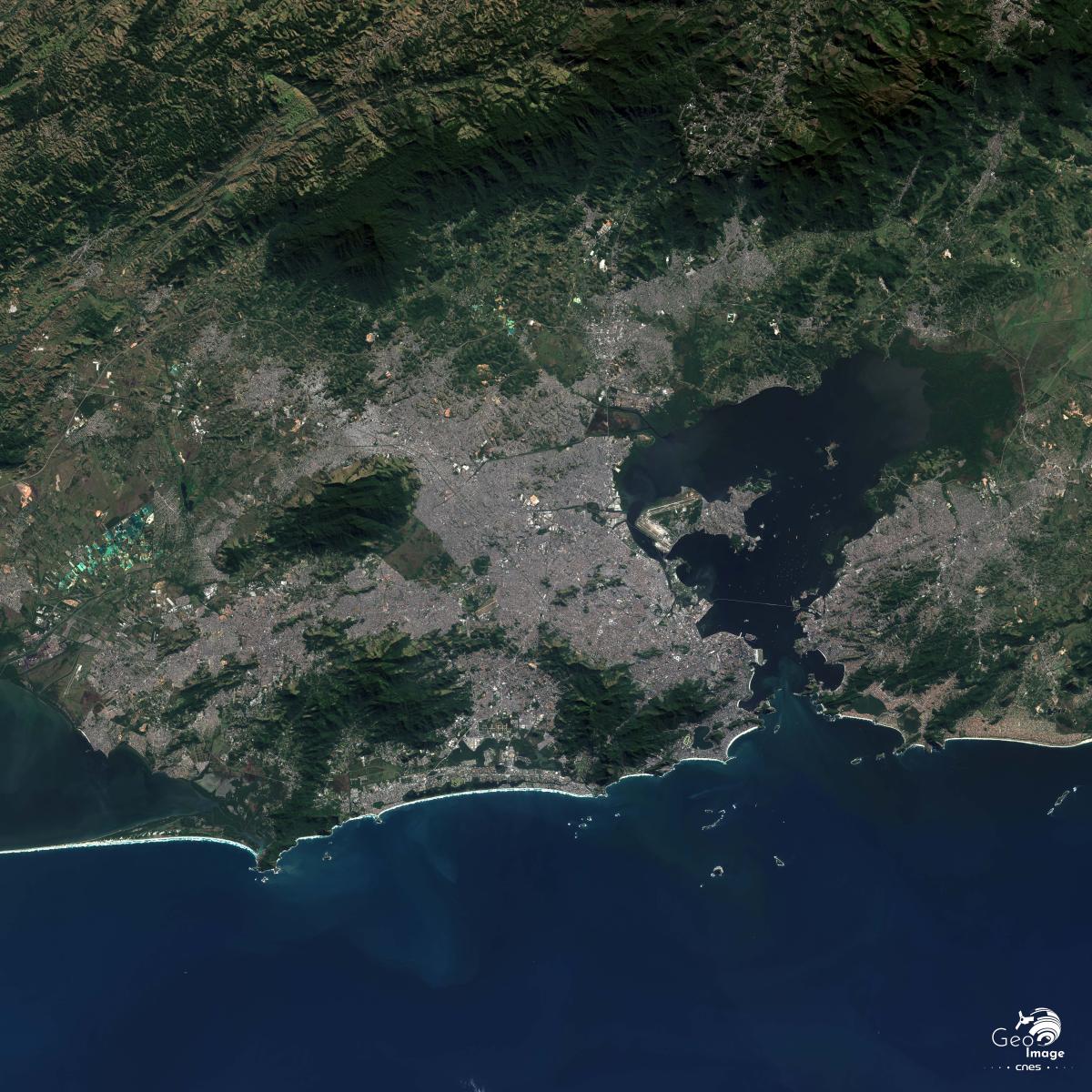 Image satellite de Rio de Janeiro sur la cote est du Brésil Image satellite de Rio de Janeiro sur la cote est du Brésil
