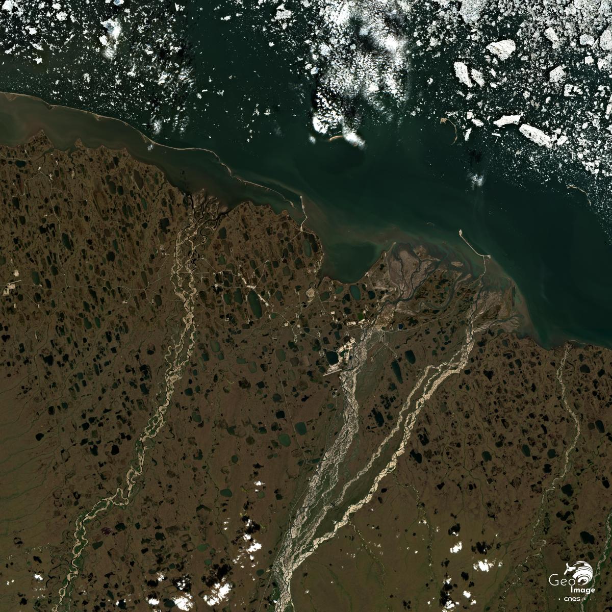 Image satellite de la Baie de Prudhoe sur la côte nord de l'Alaska Image satellite de la Baie de Prudhoe sur la côte nord de l'Alaska