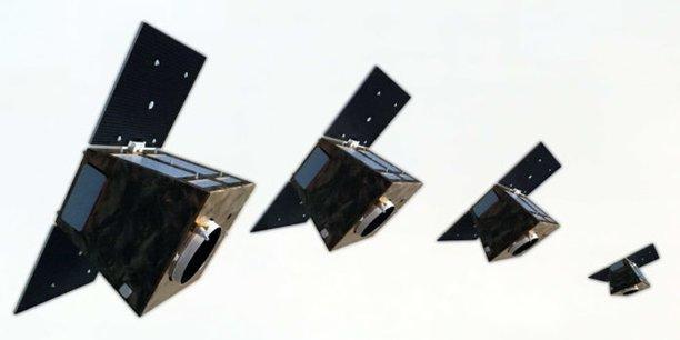 Illustration de 4 satellites identiques  Illustration de 4 satellites identiques