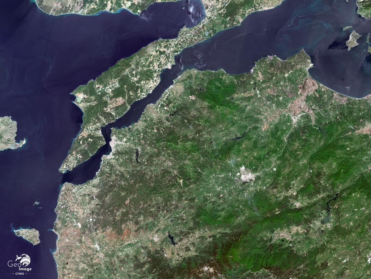 Image satellite du détroit des Dardanelles, passage maritime reliant la mer Égée à la mer de Marmara Image satellite du détroit des Dardanelles, passage maritime reliant la mer Égée à la mer de Marmara