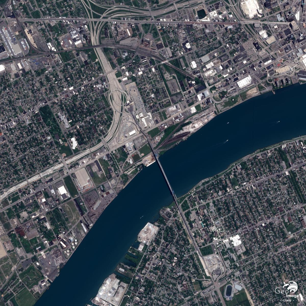 Image satellite du pont de Ambassador, qui relie Détroit aux États-Unis et Windsor au Canada Image satellite du pont de Ambassador, qui relie Détroit aux États-Unis et Windsor au Canada