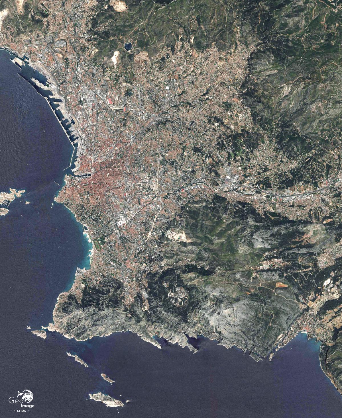 Image satellite de l'agglomération marseillaise Image satellite de l'agglomération marseillaise