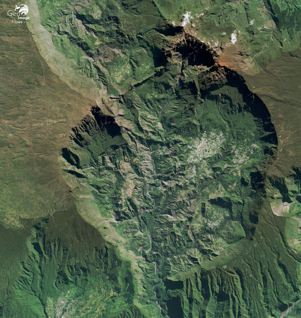 Image satellite du cirque de Cilaos, caldeira située au centre de l'île de la Réunion Image satellite du cirque de Cilaos, caldeira située au centre de l'île de la Réunion