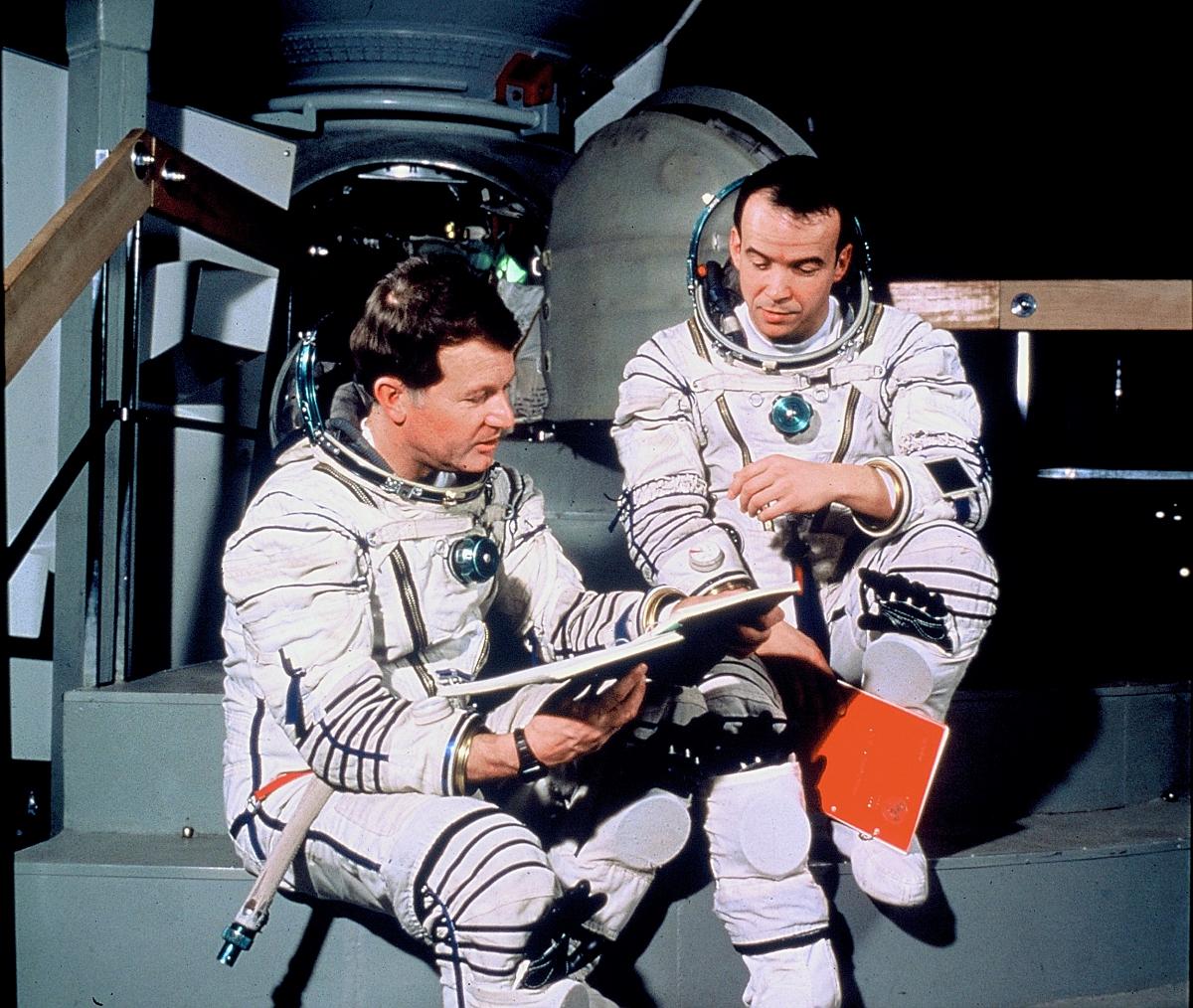 Jean-Loup Chrétien et Patrick Baudry examinent des documents