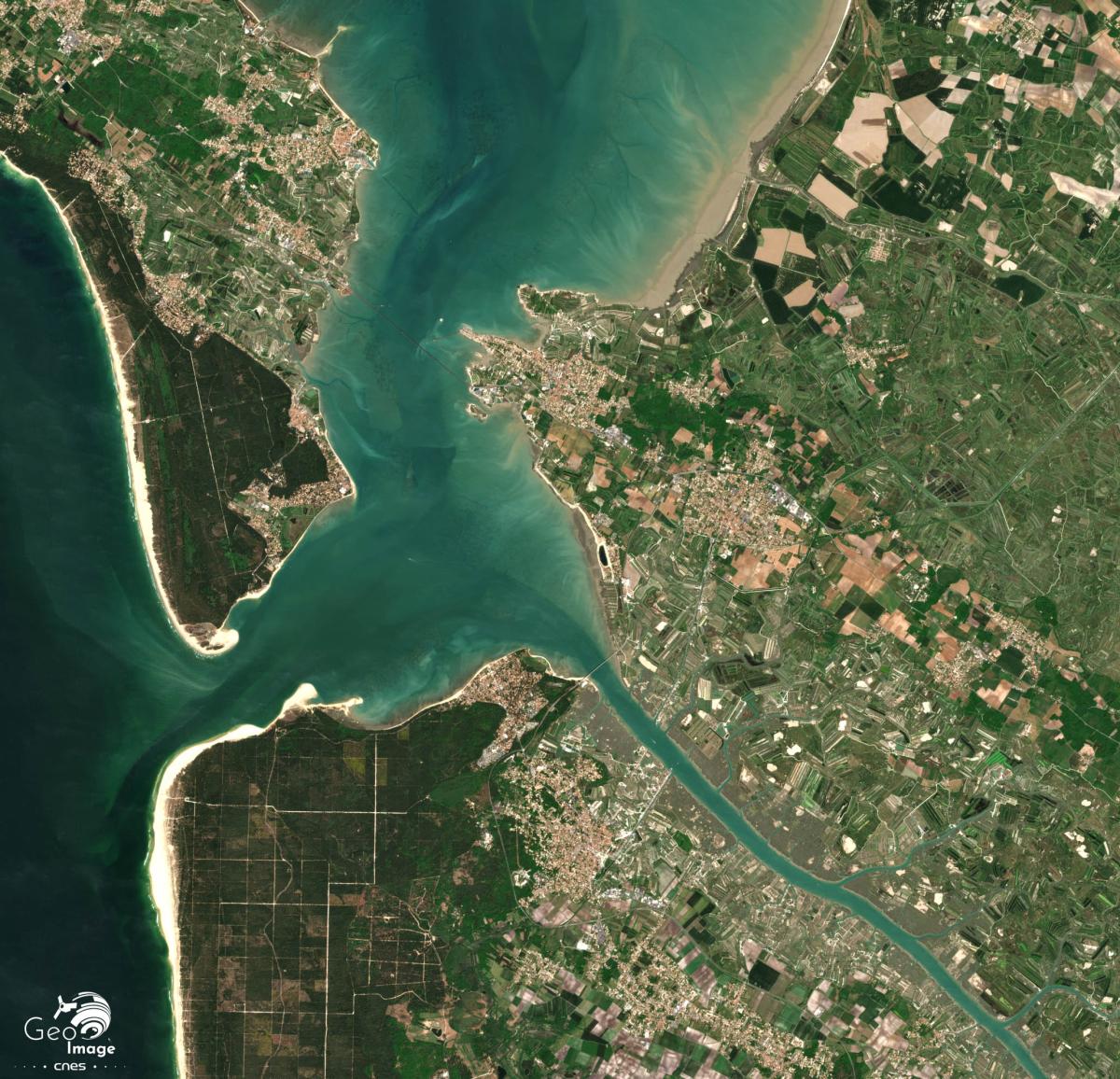 Image satellite du bassin de Marennes-Oléron, entre les estuaires de la Charente et de la Gironde Image satellite du bassin de Marennes-Oléron, entre les estuaires de la Charente et de la Gironde