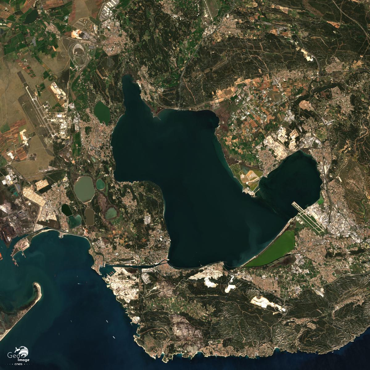 Images satellite de l'étang de Berre,  situé à l'ouest de Marseille Images satellite de l'étang de Berre,  situé à l'ouest de Marseille