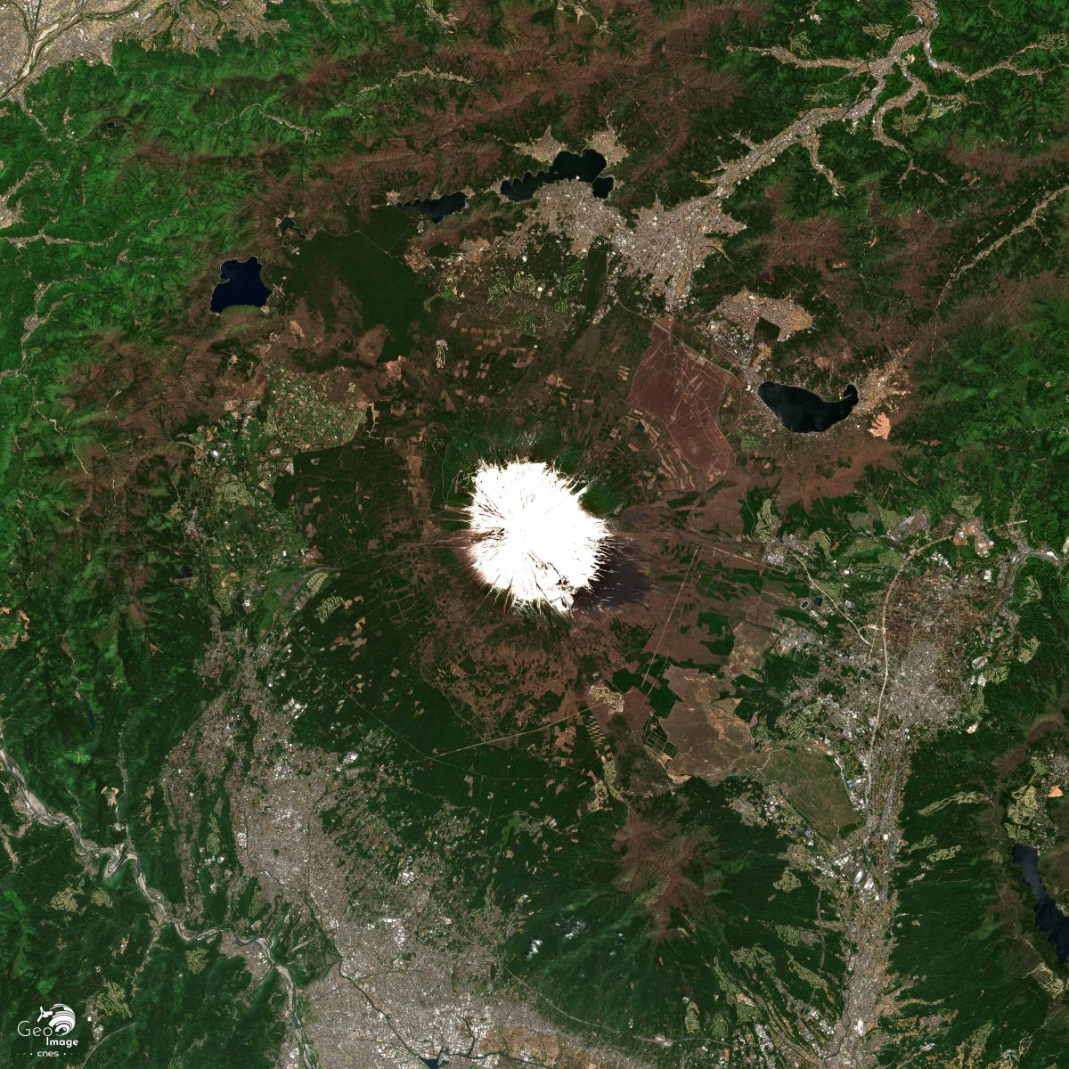 Image satellite du Mont Fuji sur la côte sud de l'île de Honshū Image satellite du Mont Fuji sur la côte sud de l'île de Honshū