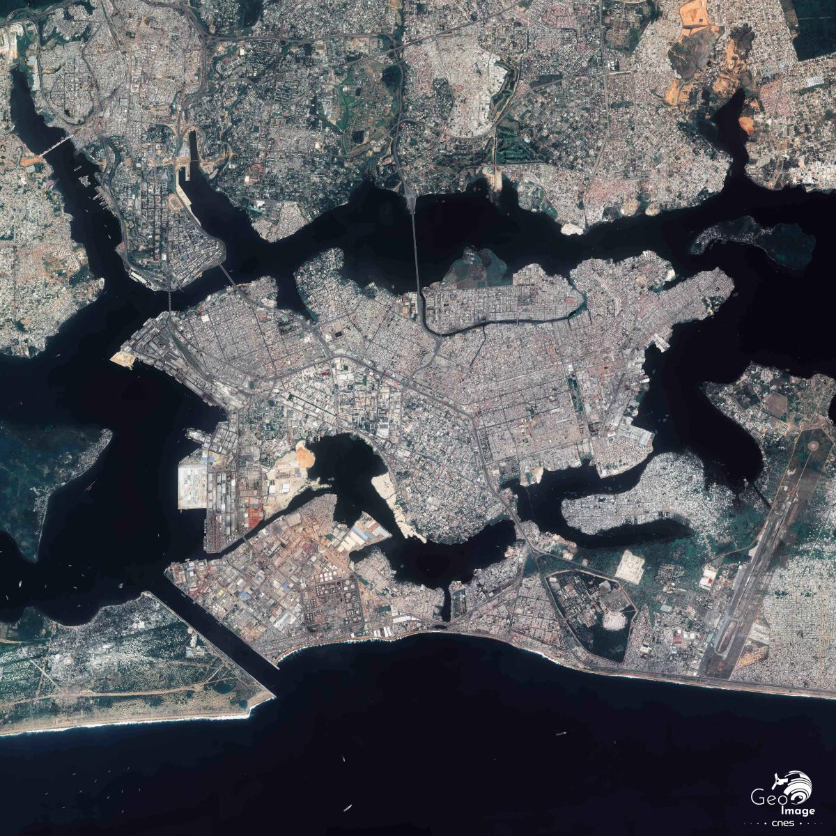 Image satellite de la ville d'Abidjan, sur littoral Atlantique de la Côte d'Ivoire Image satellite de la ville d'Abidjan, sur littoral Atlantique de la Côte d'Ivoire