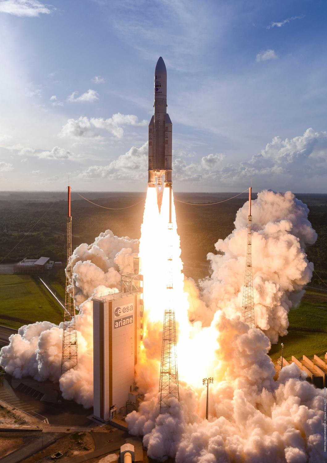 Décollage d’Ariane 5 depuis le Centre Spatial Guyanais Décollage d’Ariane 5 depuis le Centre Spatial Guyanais