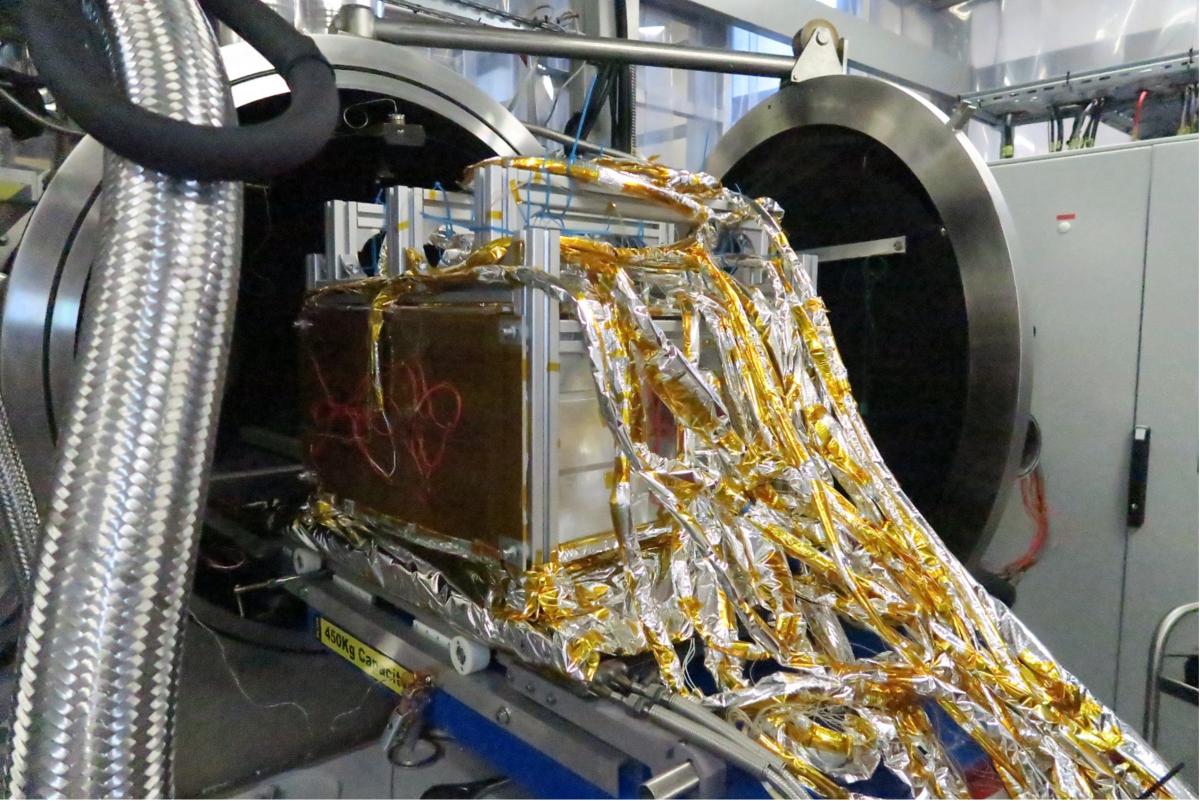 Photo du rover MMX PFM au labo thermique Photo du rover MMX PFM au labo thermique