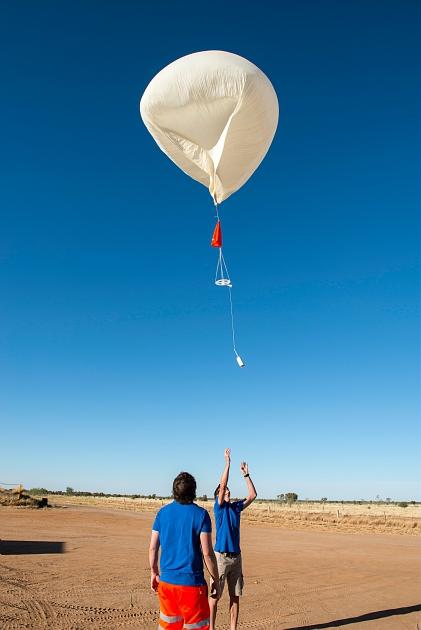 Lancé dans l'atmosphère par un ballon météo Lancé dans l'atmosphère par un ballon météo