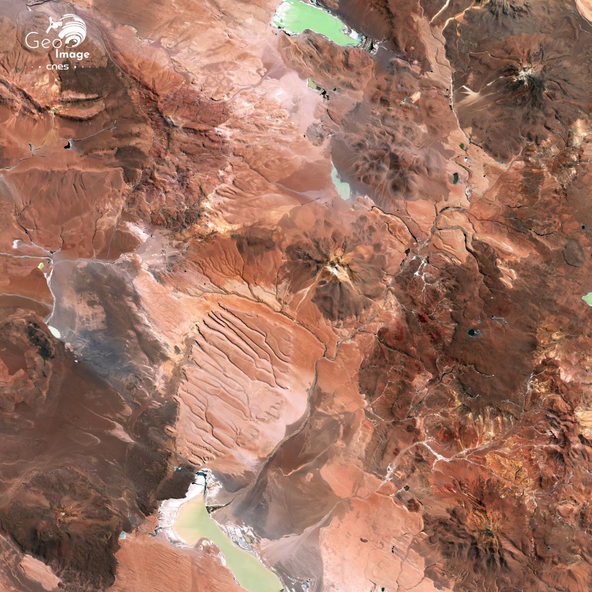 Image satellite du Cerro Zapaleri, volcan andin constituant le tripoint entre les frontières de l'Argentine, de la Bolivie et du Chili Image satellite du Cerro Zapaleri, volcan andin constituant le tripoint entre les frontières de l'Argentine, de la Bolivie et du Chili