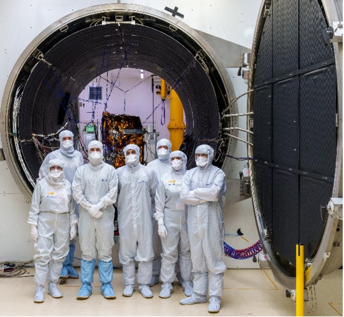 Equipe des tests en vide thermique sur le satellite Microcarb Equipe des tests en vide thermique sur le satellite Microcarb