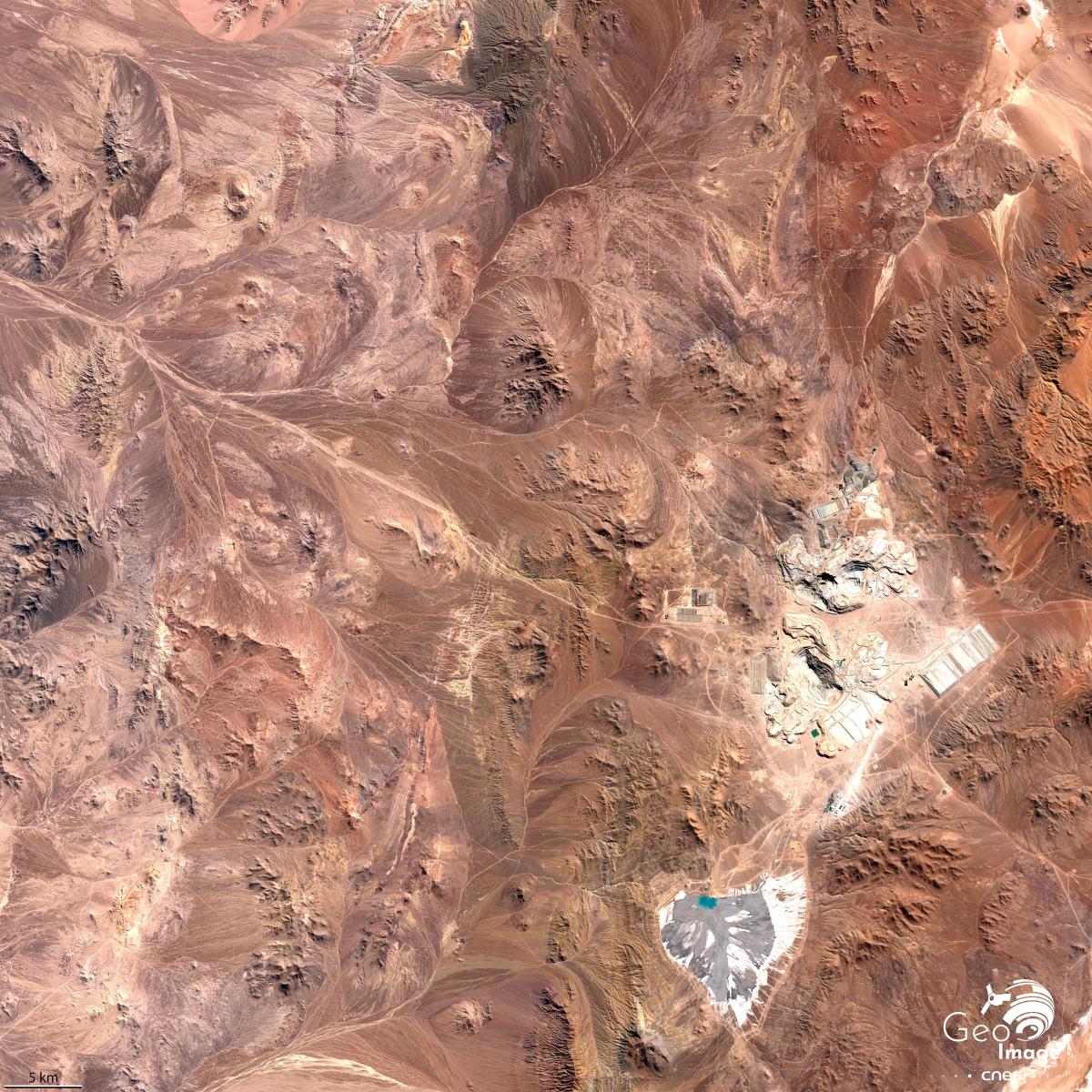 Image satellite de la mine d'Escondida, mine à ciel ouvert de cuivre, se trouve dans le désert d'Atacama au Chili