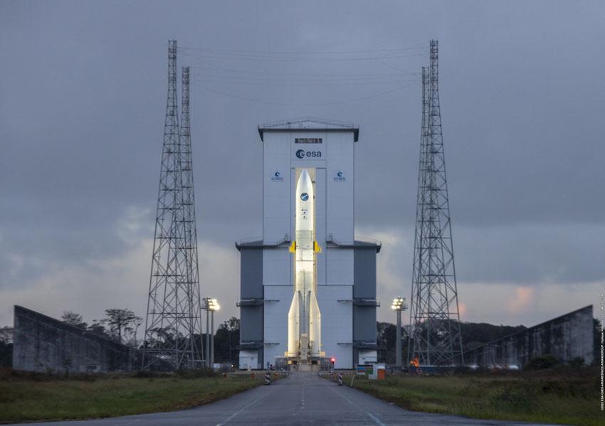 Ariane 6 sur son pas de tir au CSG Ariane 6 sur son pas de tir au CSG